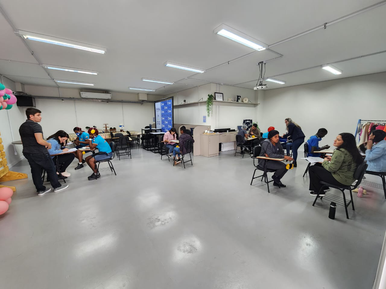 Atendimentos gratuitos orientam estrangeiros sobre documentação e garantem acesso a direitos como emprego formal e cidadania Crédito: Divulgação/PUC-PR