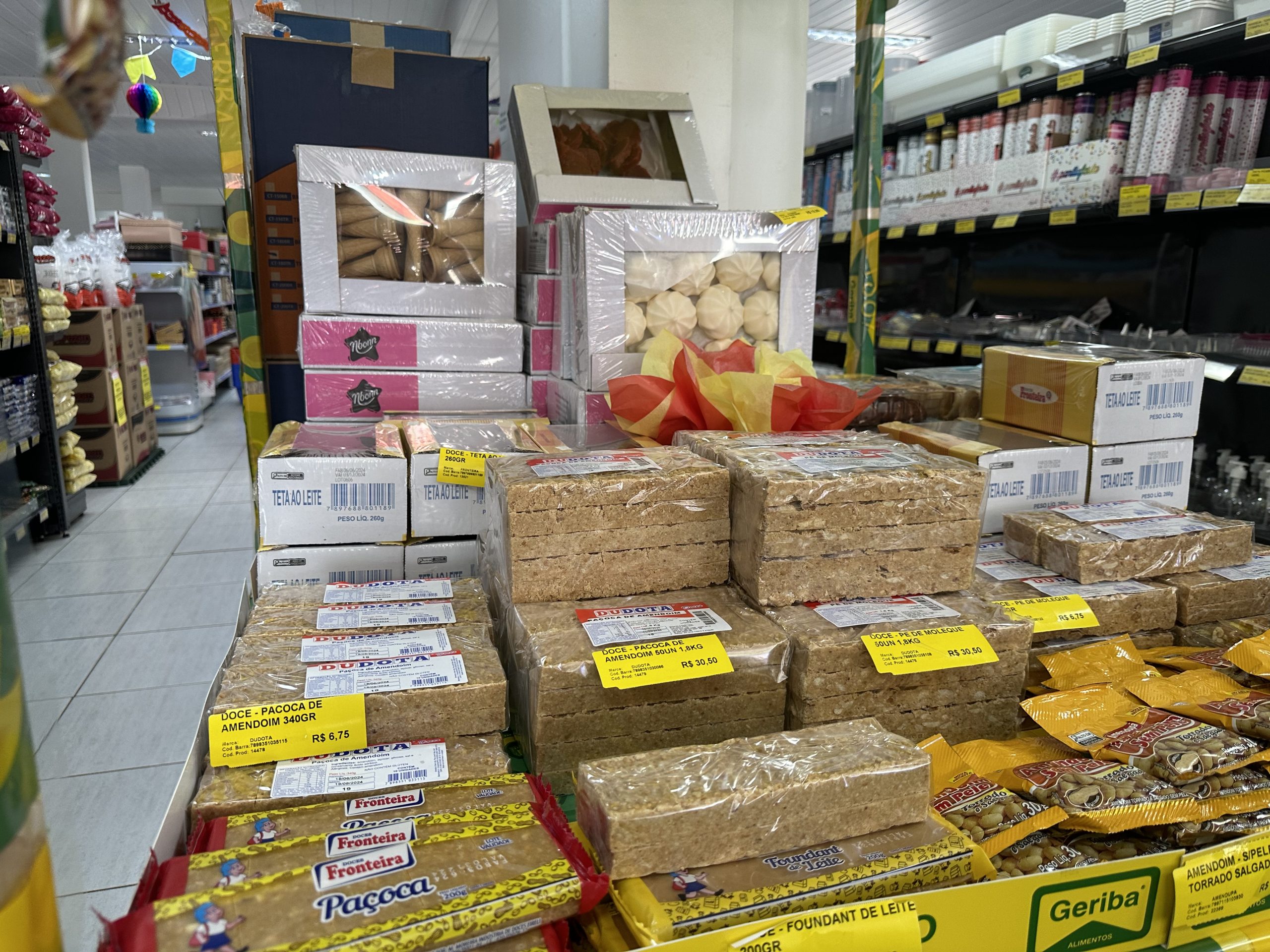 As festividades movimentam a venda de itens de decoração e alimentos