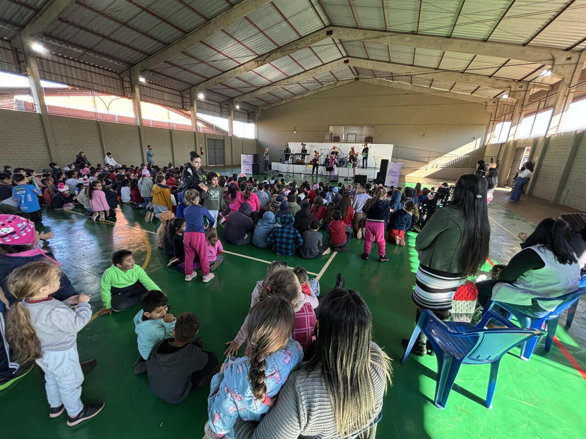 Com repertório com sucessos da música infantojuvenil, banda da Casa da Cultura está fazendo shows em 5 escolas municipais da cidade e do interior nesta semana Crédito: Prefeitura de Toledo