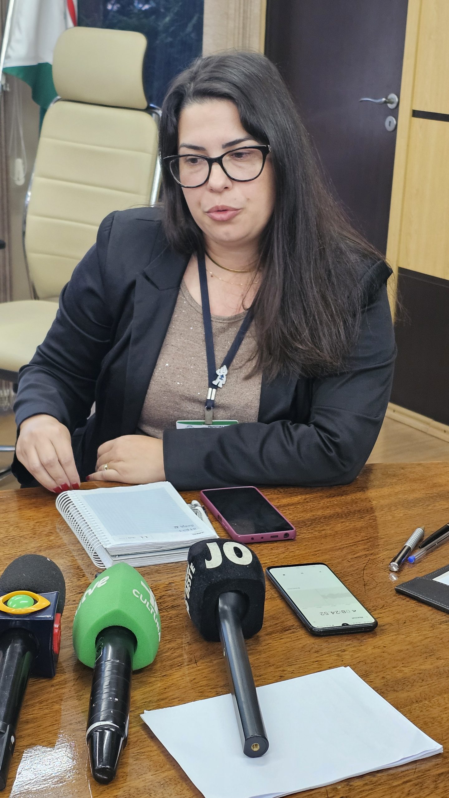 A diretora de atenção primária à saúde, Karla Lorensetti Roman, aborda a convocação de profissionais PSS Crédito: Marcelo Rocha