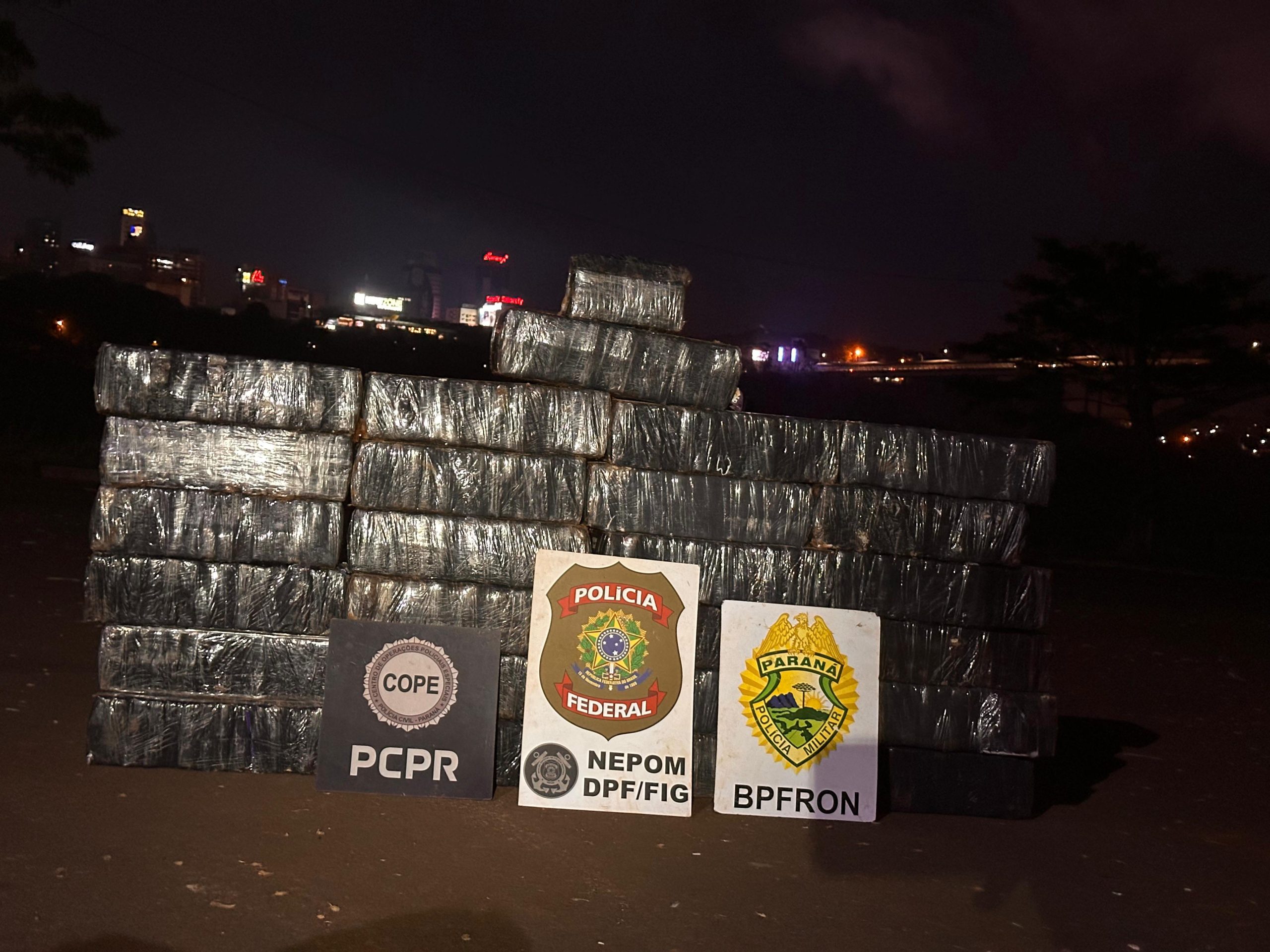 Estimativa é de que o prejuízo ao tráfido de drogas com a apreensão feita quarta-feira (11) na região da fronteira seja de pouco mais de R$ 1 milhão.