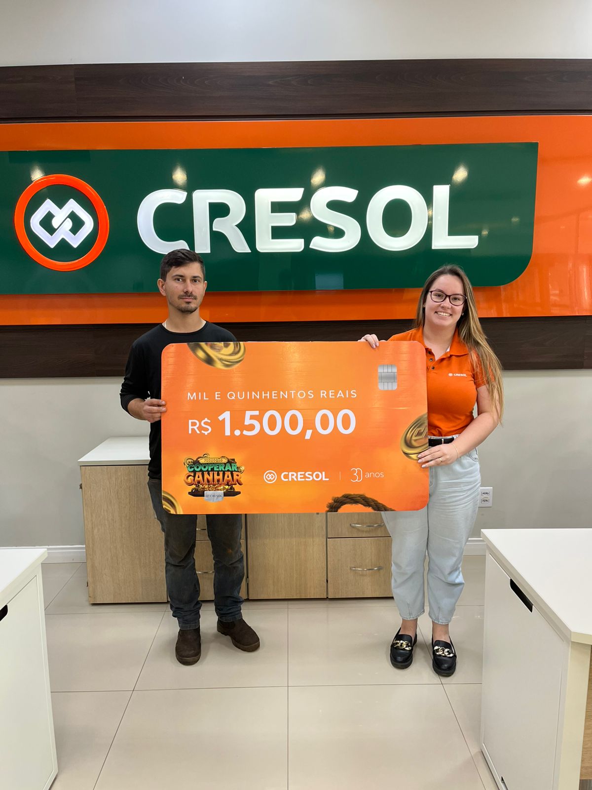 De maio a novembro, a campanha promove sorteios mensais no valor de R$1.500 para 10 cooperados por mês Crédito: Assessoria Cresol