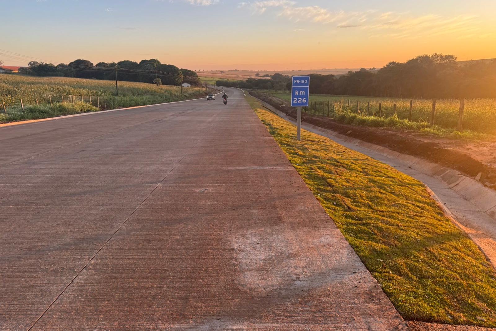 A concretagem da pista está sendo concluída agora em junho, devendo ser encerrada a operação pare-e-siga no trecho na sequência. Investimento é de R$ 65 milhões Crédito: Foto: DER-PR