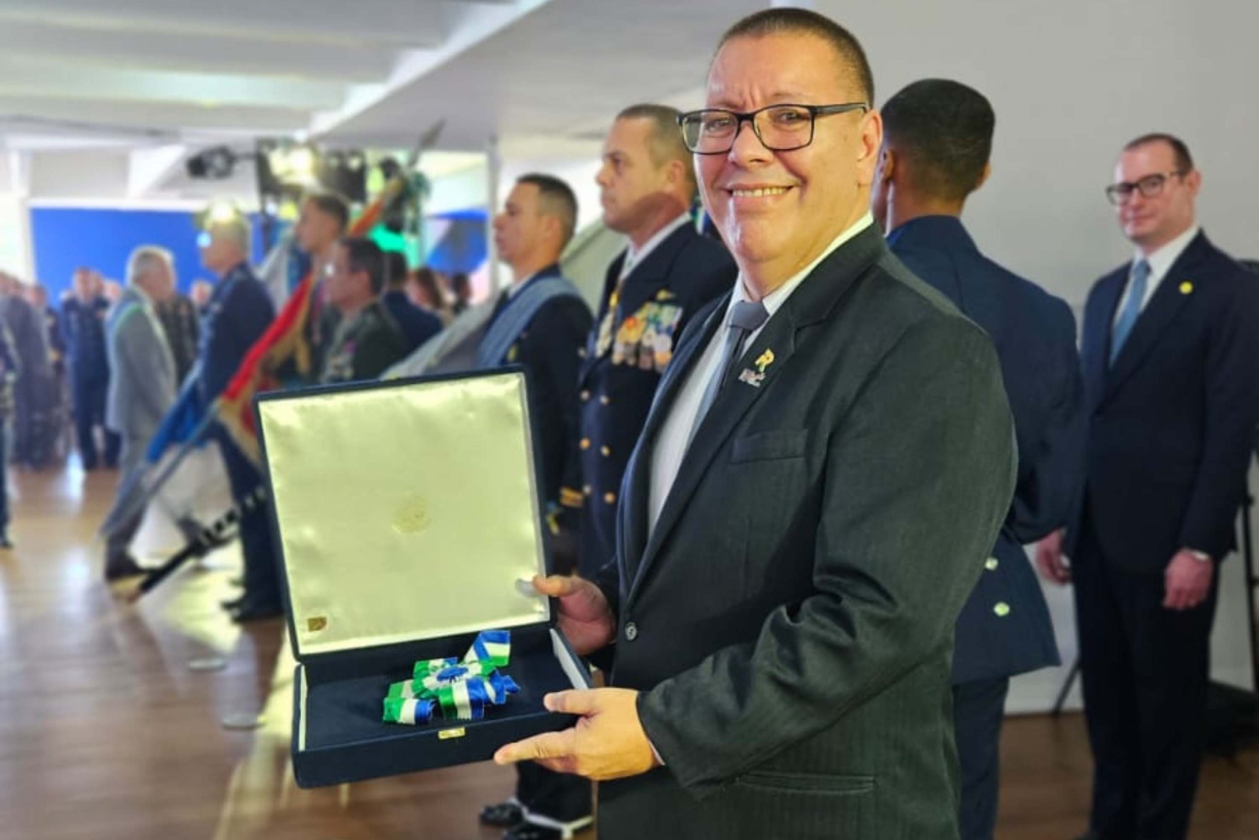 Honraria nacional é concedida a personalidades e instituições que contribuem com as Forças Armadas em diferentes iniciativas. Desde 2005, a Unioeste participou de 42 operações do Projeto Rondon, no Paraná e em outros estados. Extensão universitária contribui para a formação cidadã de universitários, com impacto em comunidades vulneráveis.