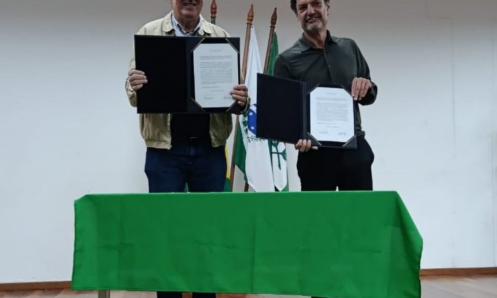 A assinatura do protocolo foi realizada pelo reitor da UFPR, Marcos Sfair Sunye, junto ao presidente do Biopark, Luiz Donaduzzi Créditos: Joana Magnabosco