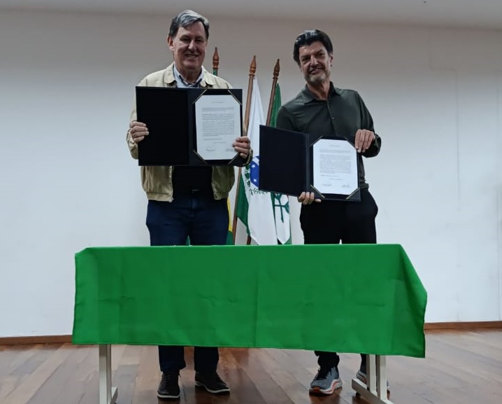 A assinatura do protocolo foi realizada pelo reitor da UFPR, Marcos Sfair Sunye, junto ao presidente do Biopark, Luiz Donaduzzi Créditos: Joana Magnabosco