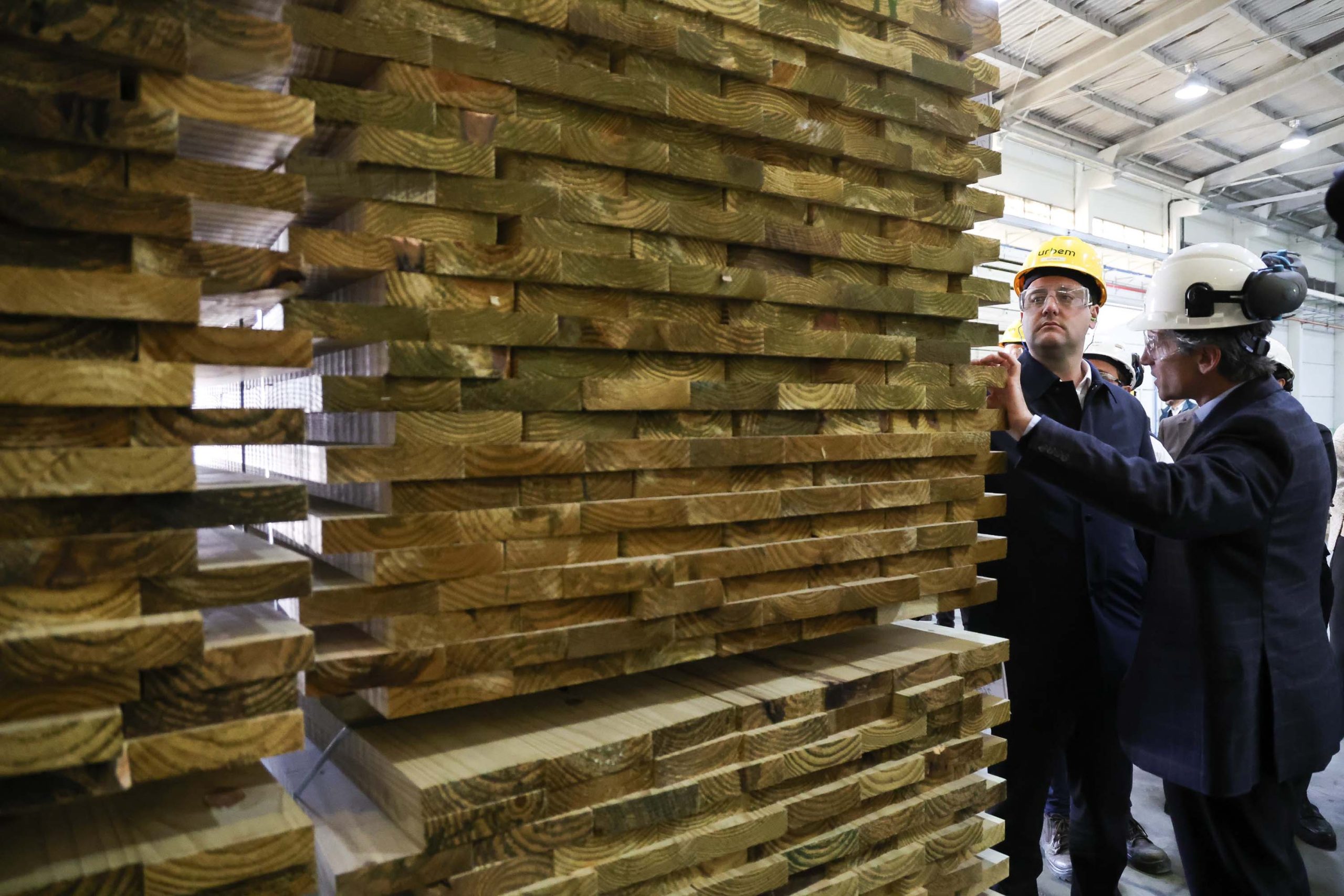 Durante a visita, o governador conheceu de perto as instalações industriais e acompanhou todas as etapas do processo de fabricação Crédito: Jonathan Campos/AEN