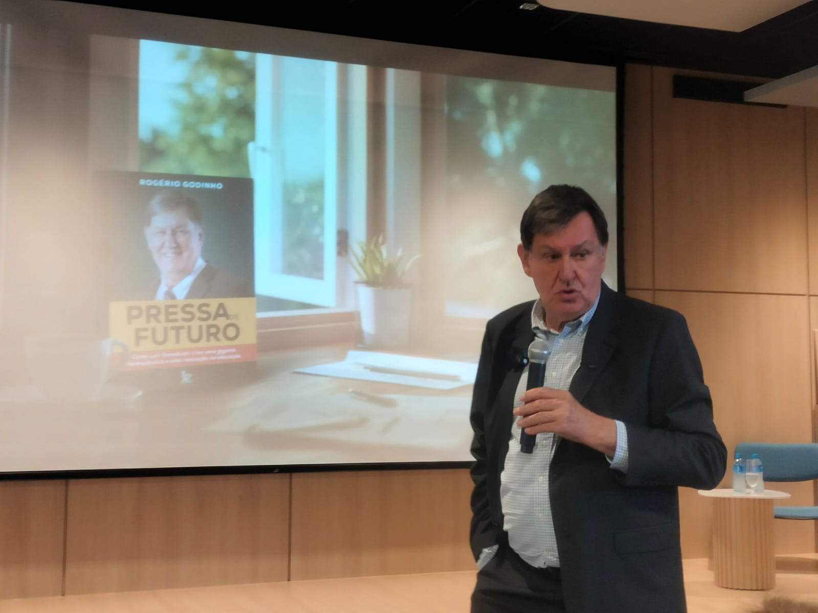Luiz Donaduzzi reuniu imprensa e convidados para uma noite de autógrafos Crédito: Graciela Souza