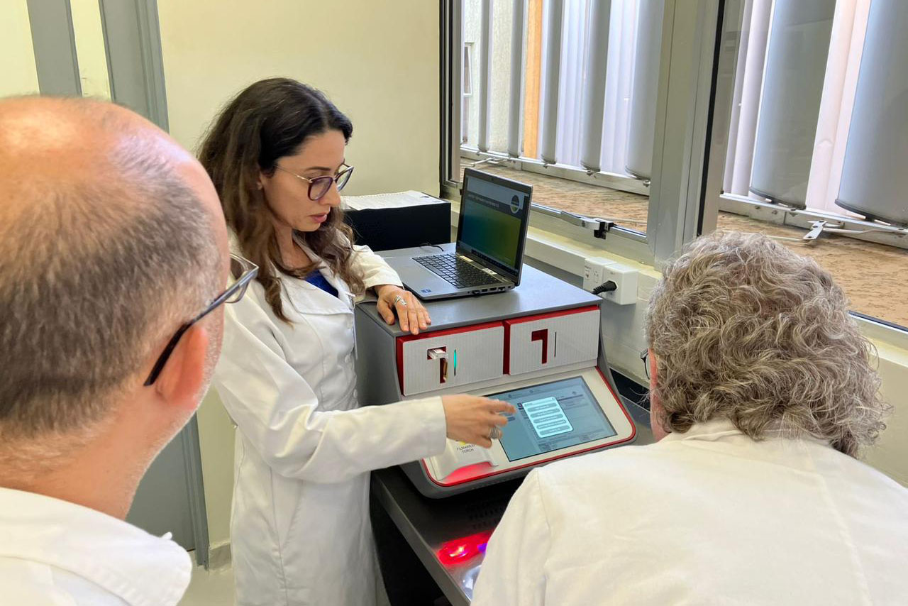 Lacen implanta nova tecnologia para agilizar diagnóstico de doenças graves e reforçar resposta a surtos no Paraná Crédito: Lacen/Sesa