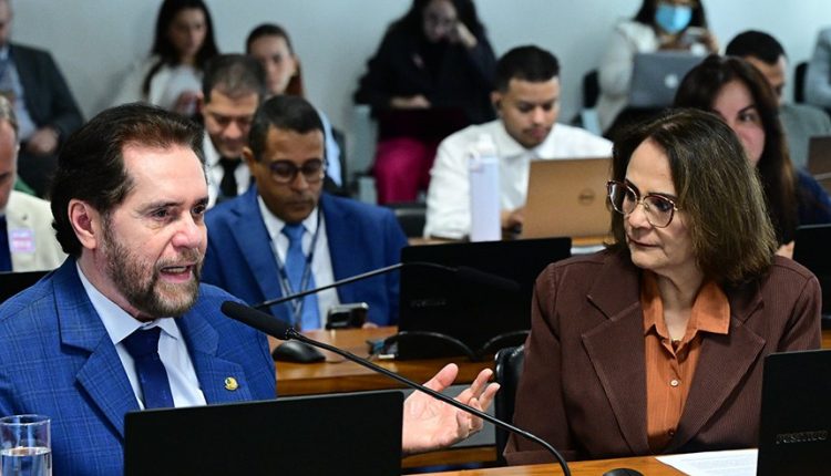 Plínio Valério, autor de uma das propostas, e a relatora, Damares Alves, na reunião da CAS Crédito: Geraldo Magela/Agência Senado
