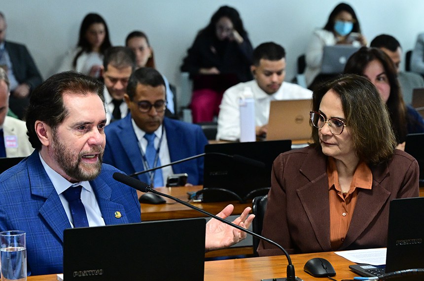 Plínio Valério, autor de uma das propostas, e a relatora, Damares Alves, na reunião da CAS Crédito: Geraldo Magela/Agência Senado