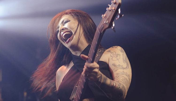 Além de cantar na Banda Fullrocker, Elaine Cristina compõe o vocal da orquestra de sopros de Marechal Cândido Rondon Créditos: Redes Sociais