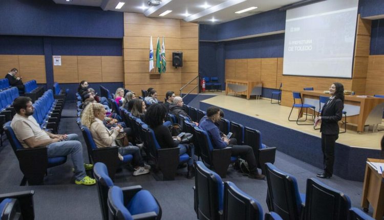 Recepção foi realizada na manhã desta quinta-feira (10) no Auditório Acary Oliveira; após assumirem o cargo, colaboradores já começaram a atuar em suas funções Crédito: Carlos Rodrigues/ Prefeitura de Toledo