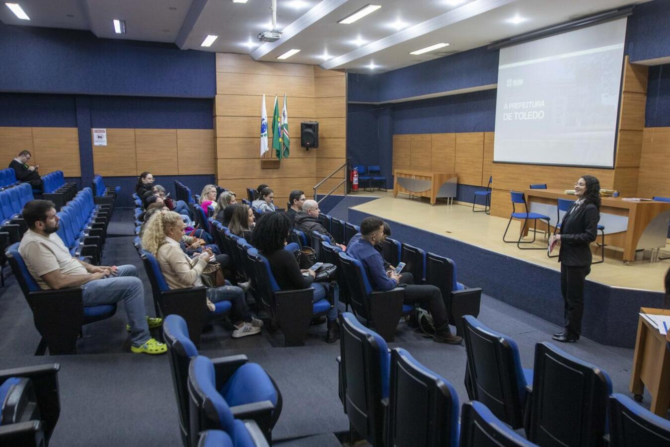 Recepção foi realizada na manhã desta quinta-feira (10) no Auditório Acary Oliveira; após assumirem o cargo, colaboradores já começaram a atuar em suas funções Crédito: Carlos Rodrigues/ Prefeitura de Toledo