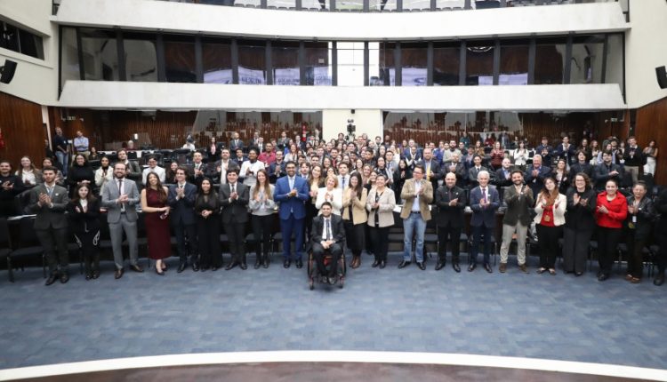 Os 54 parlamentares e 47 suplentes estão divididos em 25 universidades/partidos. Créditos: Orlando Kissner/Alep
