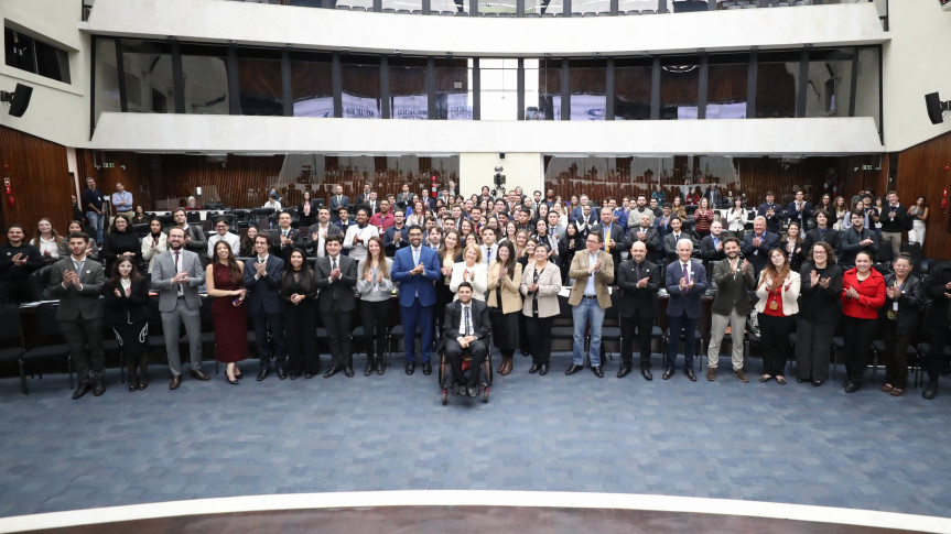 Os 54 parlamentares e 47 suplentes estão divididos em 25 universidades/partidos. Créditos: Orlando Kissner/Alep