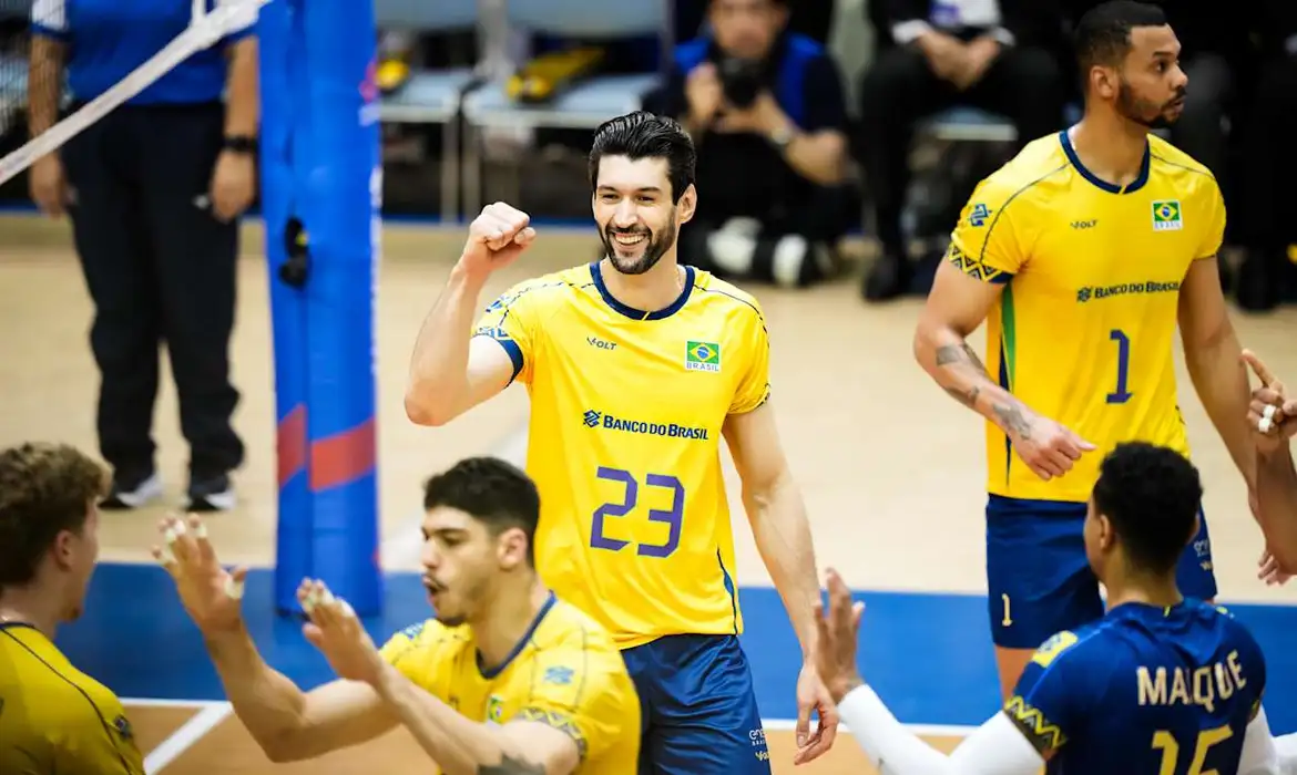 Seleção volta à quadra contra anfitrião Japão às 7h20 de sexta (18) Crédito: Volleyball World/Agência Brasil