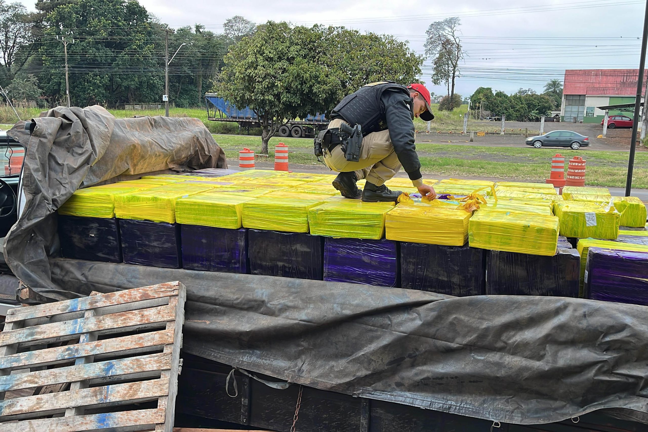 PMPR apreende 3,36 toneladas de maconha ao suspeitar de caminhão com placa suja de barro Crédito: PMPR