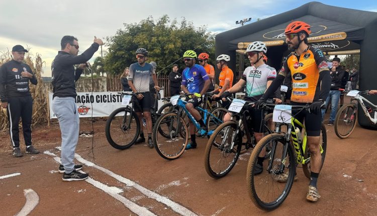 Os ciclistas se revezavam durante a prova Crédito: Graciela Souza