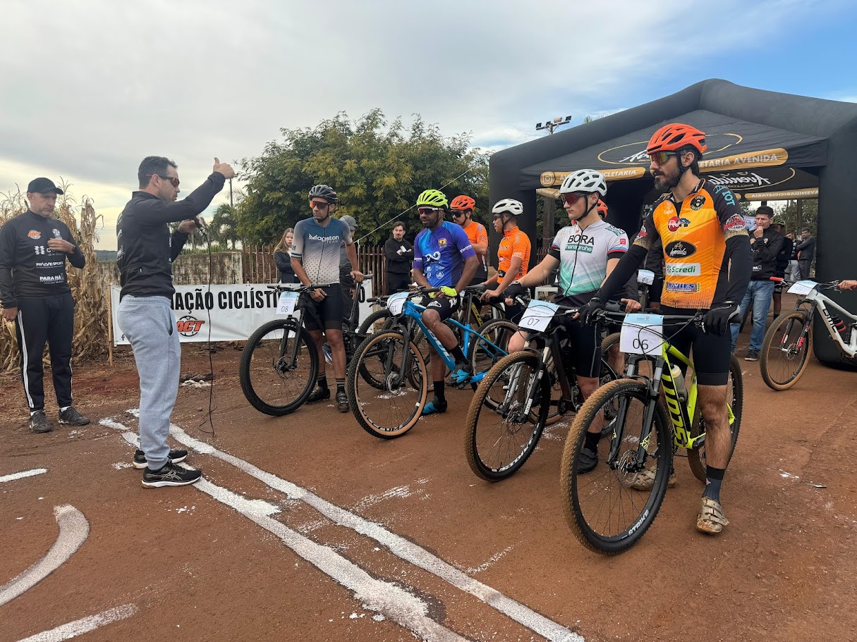 Os ciclistas se revezavam durante a prova Crédito: Graciela Souza