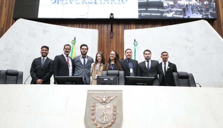 Estudantes de diversas regiões do estado, representando 25 instituições de ensino superior, compartilham as primeiras impressões do projeto da Escola do Legislativo. Créditos: Valdir Amaral/Alep