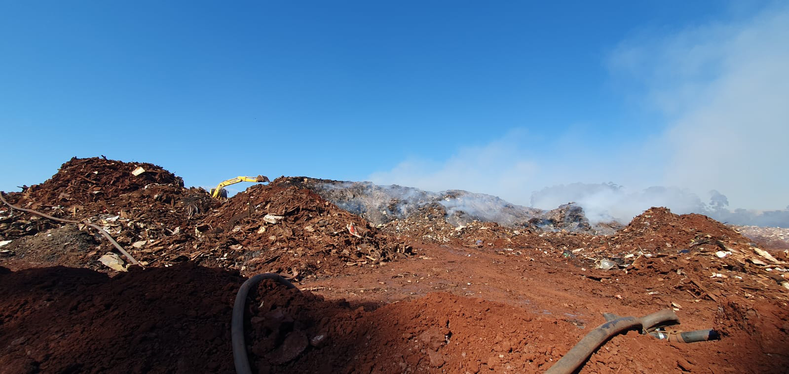 Incêndio começou no local onde são depositados os resíduos volumosos Crédito: Divulgação
