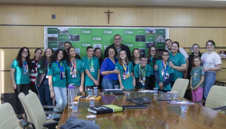 Alunos, pais e professores do Clube de Ciências visitaram o prefeito Mario Costenaro em busca de apoio Crédito: Carlos Rodrigues/ Prefeitura de Toledo