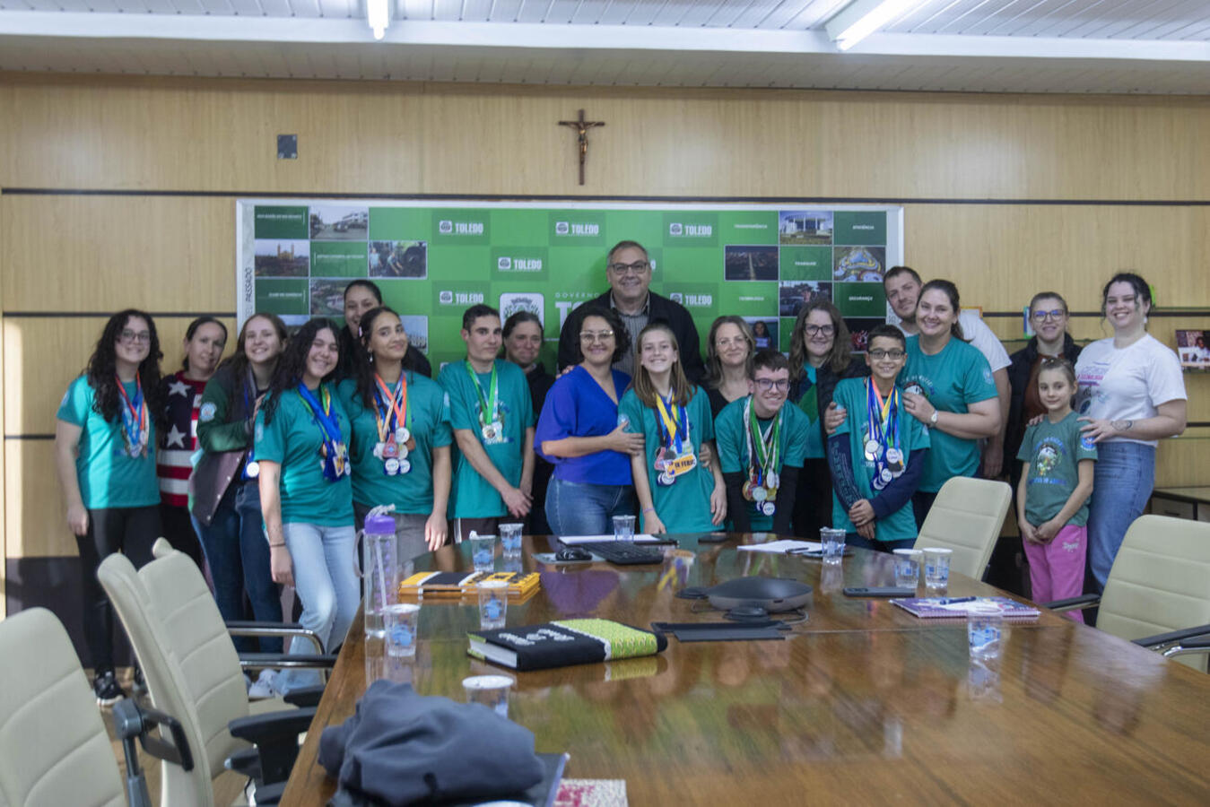 Alunos, pais e professores do Clube de Ciências visitaram o prefeito Mario Costenaro em busca de apoio Crédito: Carlos Rodrigues/ Prefeitura de Toledo
