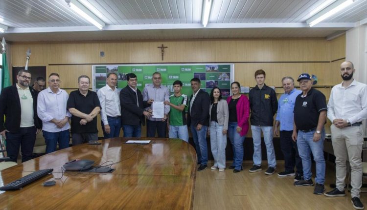 Prefeito Mario Costenaro sancionou duas novas leis que permitem a compra direta de alimentos da recém criada cooperativa no CAET Crédito: Carlos Rodrigues/Prefeitura de Toledo