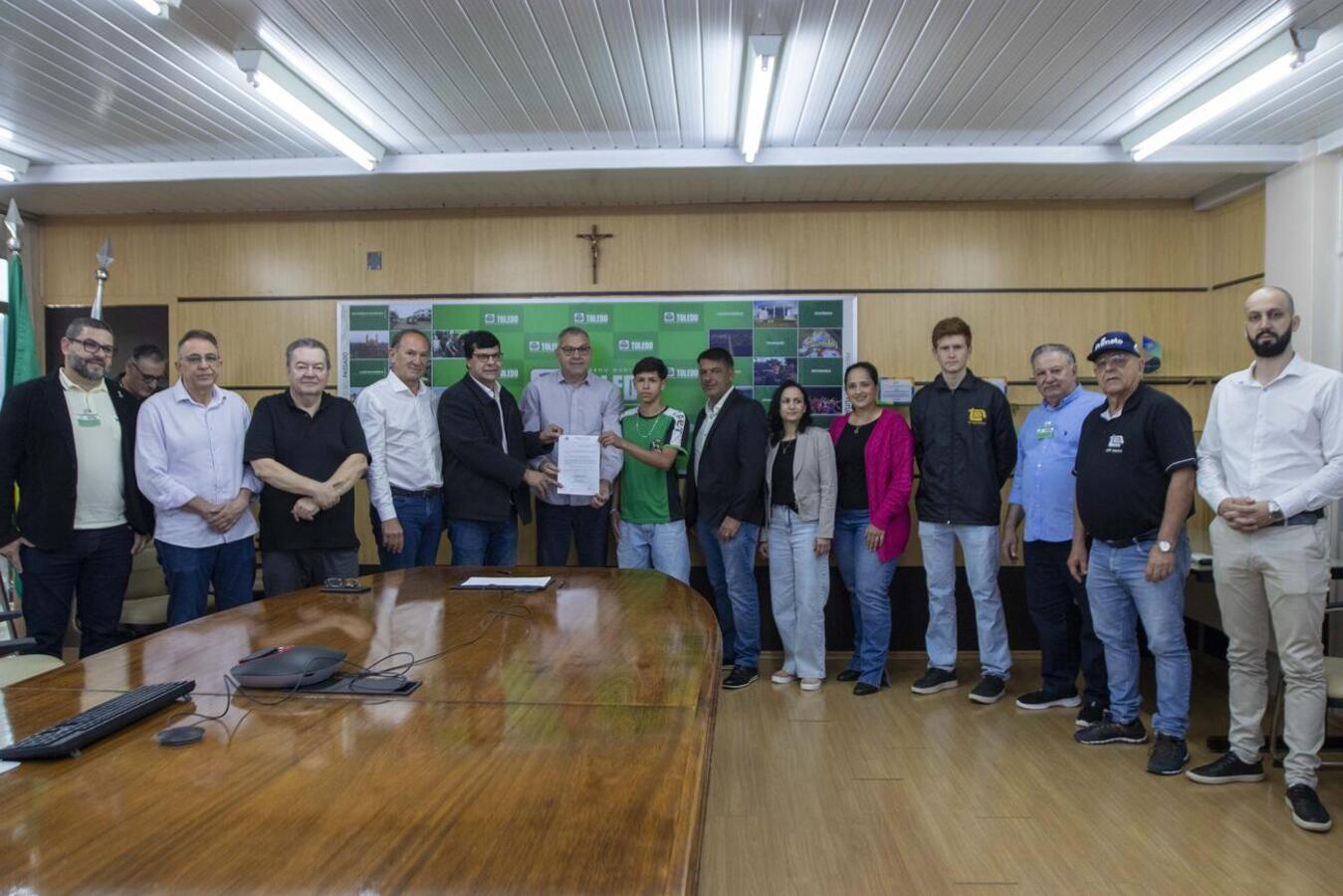 Prefeito Mario Costenaro sancionou duas novas leis que permitem a compra direta de alimentos da recém criada cooperativa no CAET Crédito: Carlos Rodrigues/Prefeitura de Toledo