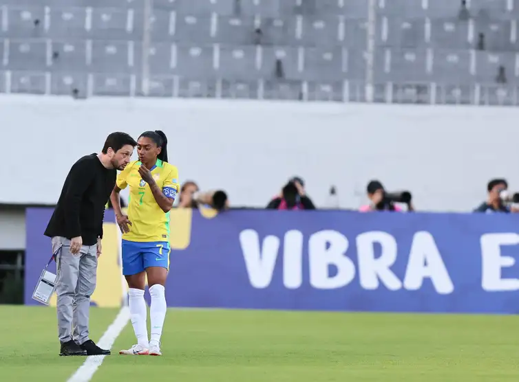 Técnico do Brasil reclama de condições para aquecimento e jogo parado Crédito: Lívia Villas Boas/CBF/Agência Brasil