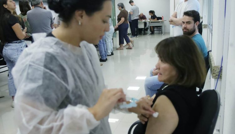 A Sesa solicitou mais doses ao Ministério da Saúde, mas o governo federal não confirmou se haverá novos envios do imunizante ao Paraná Crédito: Alessandro Vieira/Sesa-PR/AEN