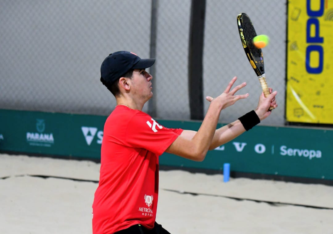 De vermelho, Rafael Nadal em ação no qualificatório  Crédito: @focobt
