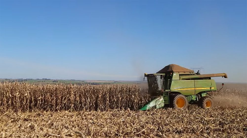 A recomendação é de que, ao avistar os maquinários e caminhões, o motorista pratique a direção defensiva Crédito: Sindicato Rural de Toledo