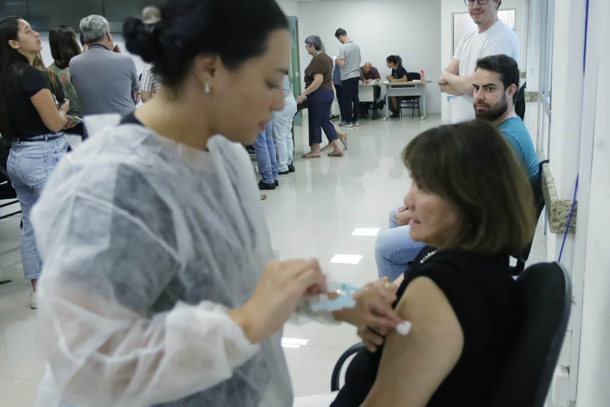 Com aumento da vacinação no Paraná, casos e internações por síndromes gripais diminuem Crédito: Alessandro Vieira/SESA