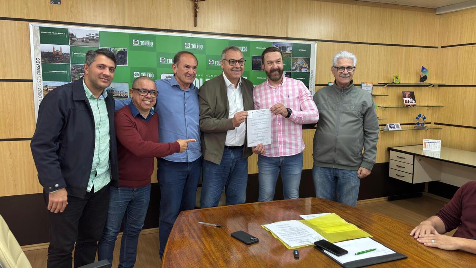 Ato nesta quarta (9) formalizou declaração de utilidade pública, consolidação de lista de cidadãos honorários e inclusão de dispositivo legal e evento em calendário oficial Crédito: Wanderson Schumacher/ Prefeitura de Toledo