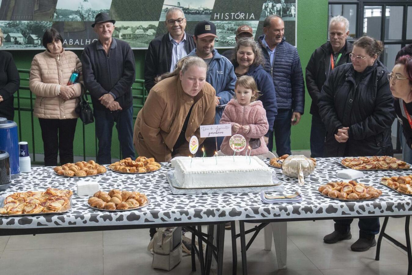 Ação no Ismael Sperafico, na tarde desta segunda (28), contou com diagnóstico do leite, exposição de queijos premiados, corte de bolo e entrega de nitrogênio líquido. Carlos Rodrigues / Prefeitura de Toledo