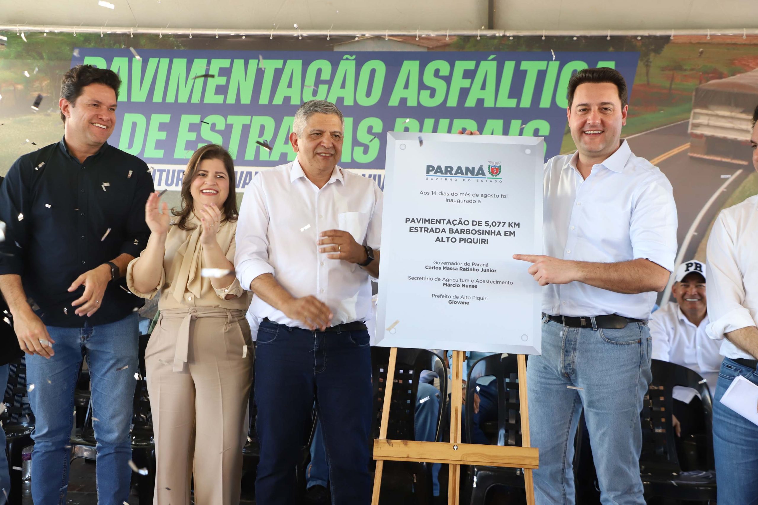 Moradores do distrito de Saltinho do Oeste, em Alto Piquiri, têm agora uma estrada asfaltada para ajudar na locomoção e no escoamento da produção agropecuária. O governador Carlos Massa Ratinho Junior inaugurou nesta quinta-feira (14) a estrada que liga a sede do município do Noroeste do Paraná até o distrito, onde fica o entreposto da cooperativa C.Vale. Crédito: Ari Dias/AEN