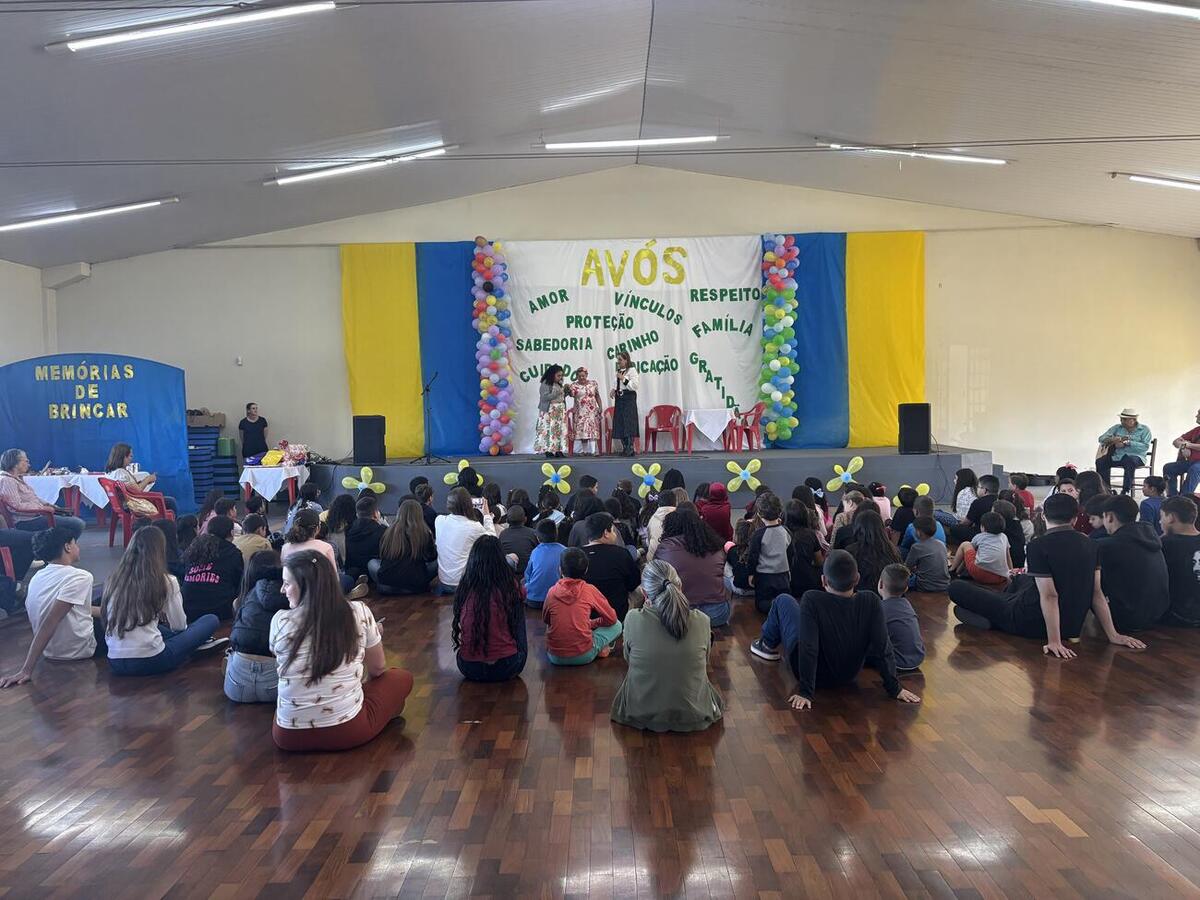 Homenagens, apresentações teatrais e atividades integraram, na tarde desta quinta (31), idosos e suas famílias no salão do Certi Doutor Wilson Carlos Kuhn. Créditos: Prefeitura de Toledo