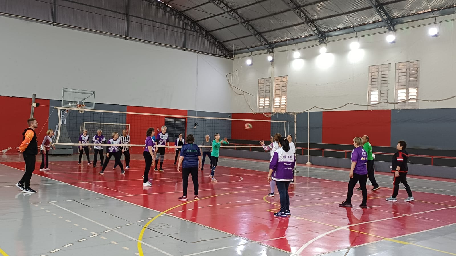 Dentre as modalidades de vôlei, estão o de praia, gigante, câmbio e no escuro Crédito: Maria Weimer