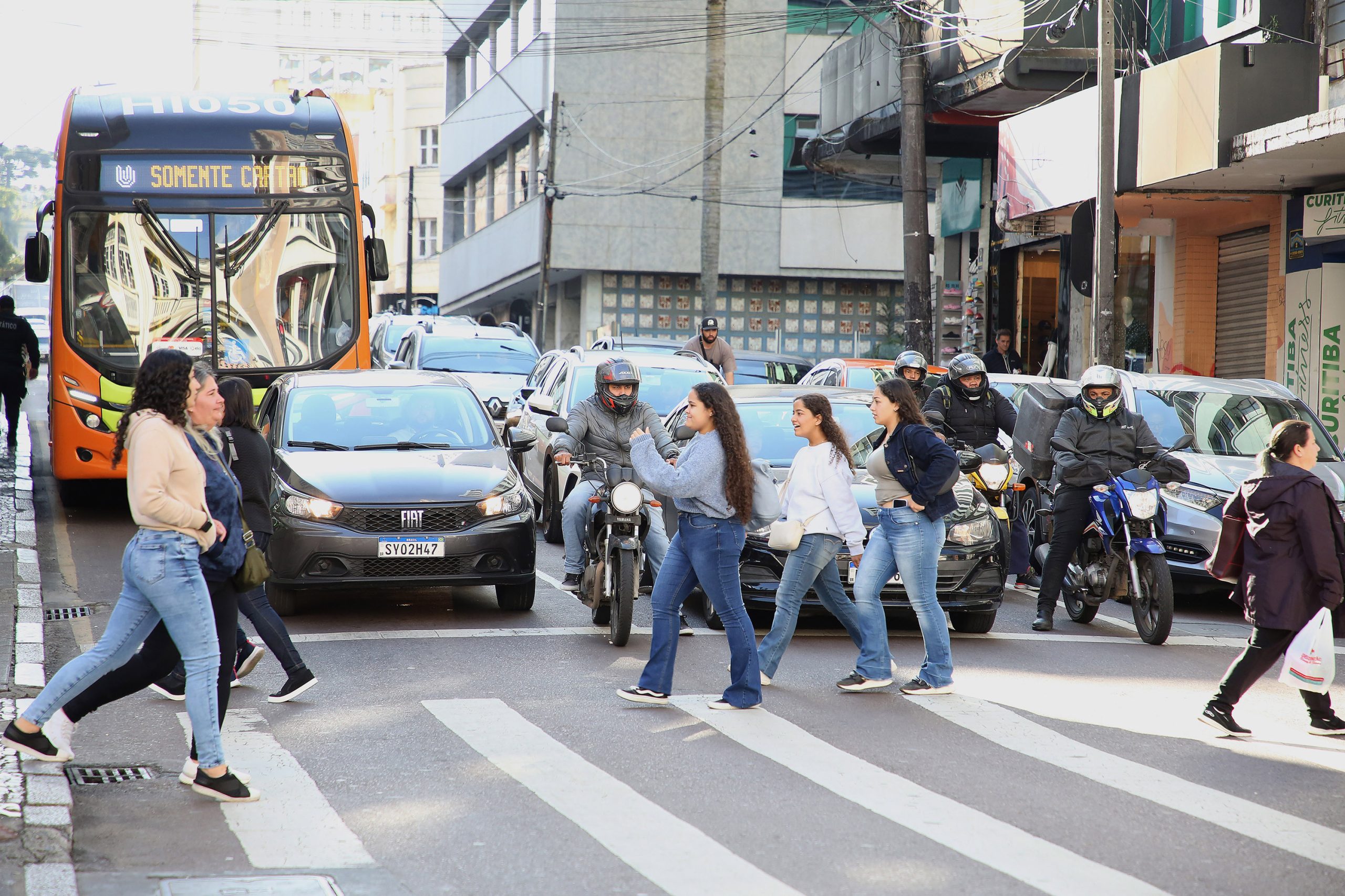 O Dia do Pedestre é celebrado em 8 de agosto. Essa data é um momento para conscientizar sobre a importância da segurança e do respeito aos pedestres no trânsito, destacando a necessidade de motoristas, ciclistas e motociclistas terem cuidado com quem anda a pé Crédito: Giuliano Gomes/Detran - PR