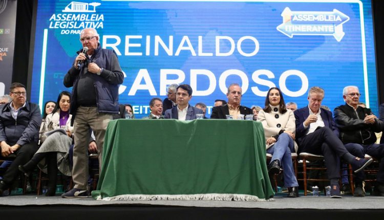 O prefeito de Castro, Reinaldo Cardoso, agradeceu o apoio da Assembleia Legislativa e entregou formalmente duas demandas prioritárias para a região. Créditos: Rogério Machado/Alep