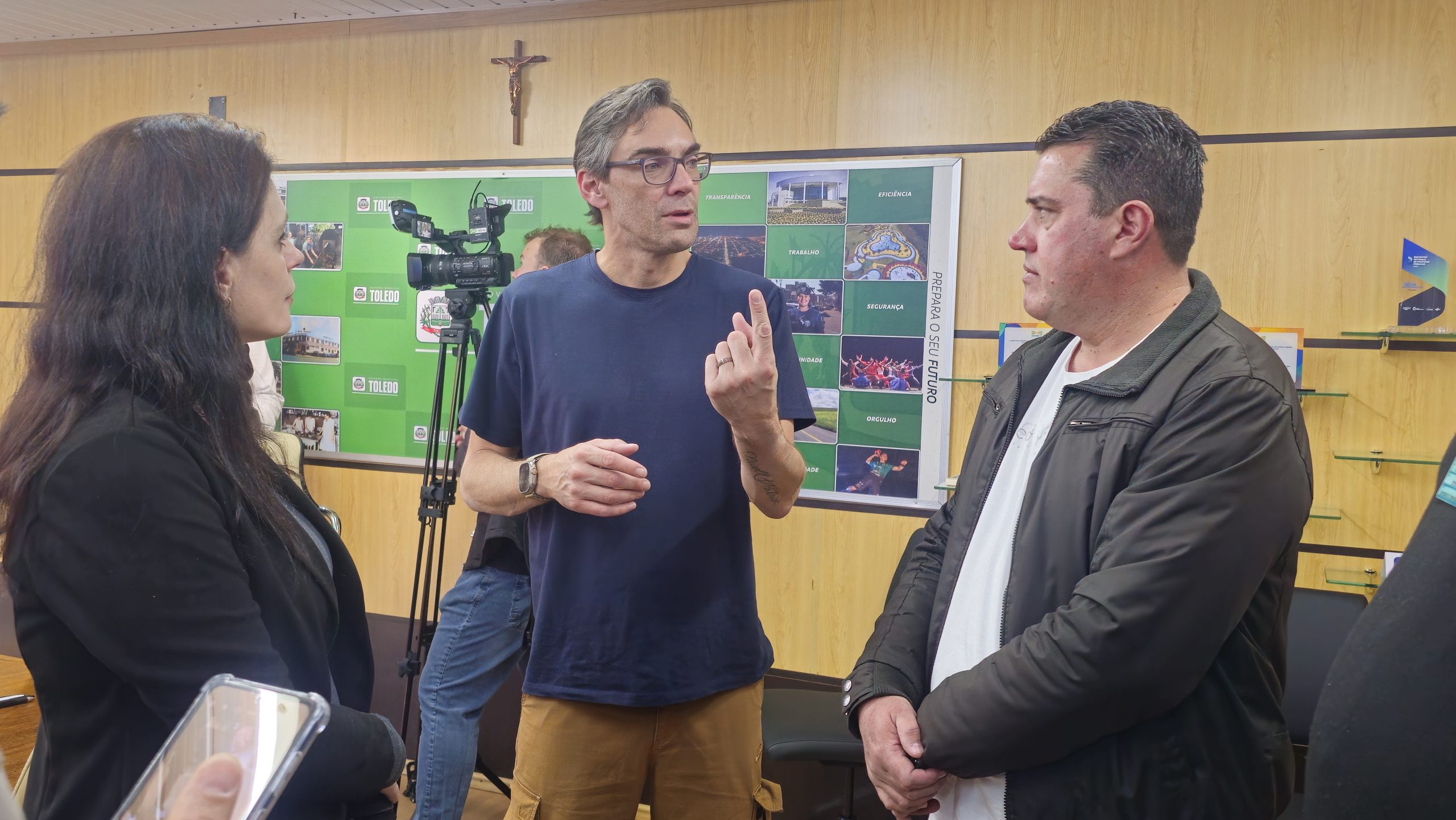 Após a coletiva, Giba bateu um papo com os colegas de imprensa Crédito: Graciela Souza