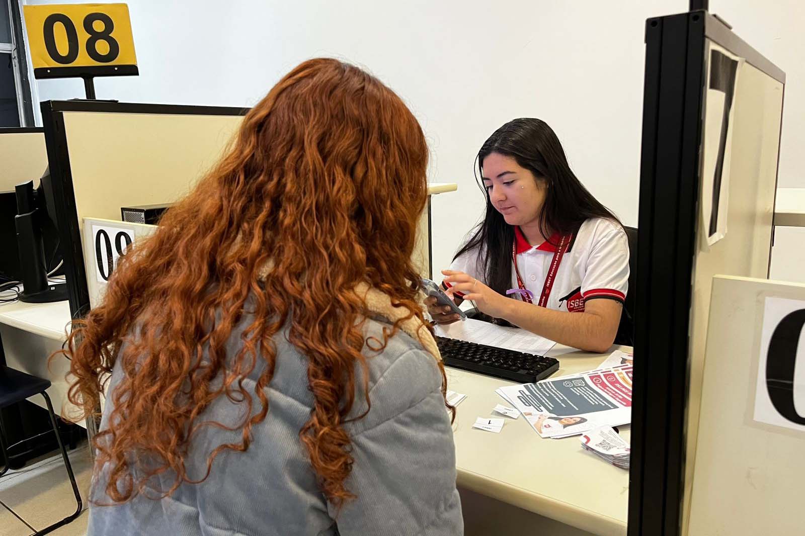 Juventude no mercado de trabalho: mais de mil vagas movimentaram a Agência do Trabalhador de Curitiba Crédito: SETR