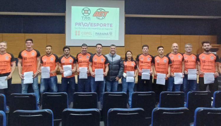 O coordenador técnico e treinador físico apresentou, na terça-feira (26), a planilha de treino aos ciclistas em Congresso Técnico Crédito: Divulgação