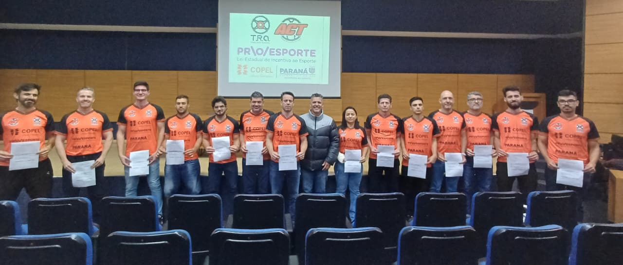 O coordenador técnico e treinador físico apresentou, na terça-feira (26), a planilha de treino aos ciclistas em Congresso Técnico Crédito: Divulgação