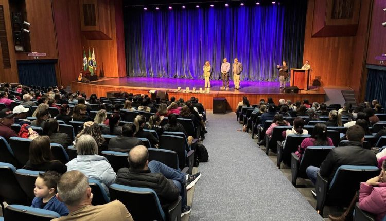 Evento contou com apresentações culturais e palestra sobre autismo no Teatro Municipal Crédito: Wanderson Schumacher/Prefeitura de Toledo