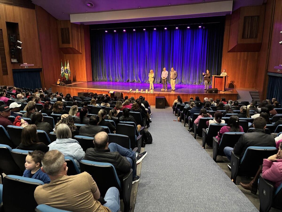 Evento contou com apresentações culturais e palestra sobre autismo no Teatro Municipal Crédito: Wanderson Schumacher/Prefeitura de Toledo