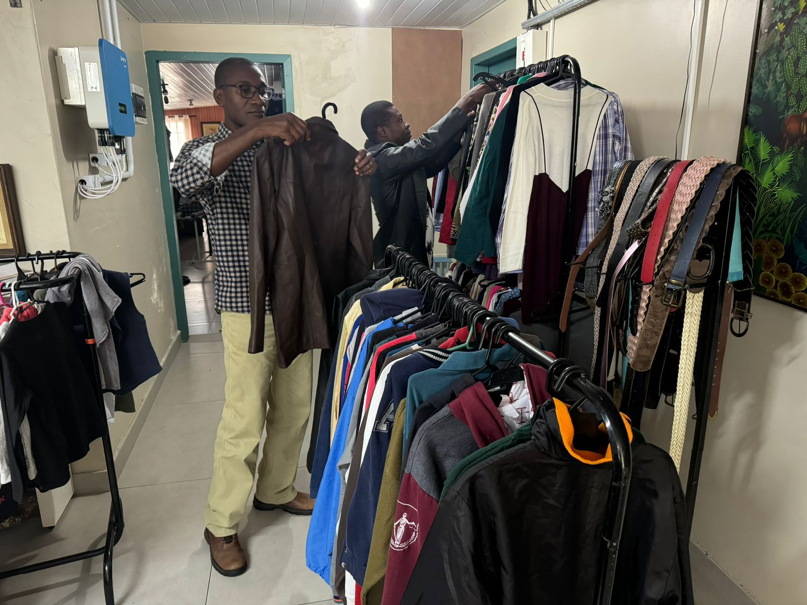 Embaixada Solidária reforça que necessita de doações principalmente de roupas masculinas e infantis Créditos: Divulgação
