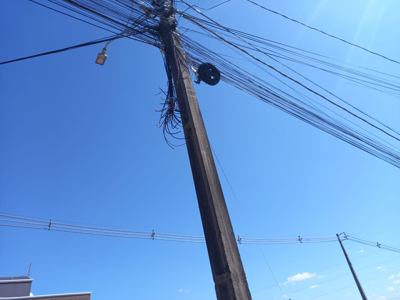 A Copel identificou 4.352 postes com irregularidades técnicas (16,69% do total instalado no município) Crédito: Assessoria MP